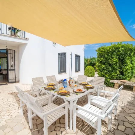 Villa Lisa with Huge Pool and Garden - Happy Rentals
