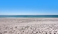Steps to the Beach Pool Courts Family Fun - balcon