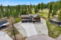 Spacious 6-bedroom house in Powder House with Theater Room, Hot Tub, Paved Roads - Homestays