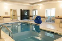 SpringHill Suites Norfolk Old Dominion University - مسبح