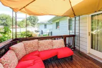 Family-Friendly Waterloo Abode w/ Deck! - بيت ضيافة