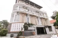 Urbanview Hotel Omah Anin Batu by RedDoorz - Guest houses