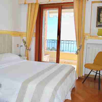 Superbe Penthouse avec vue panoramique sur Eze Village et la Côte d'Azur Rooms