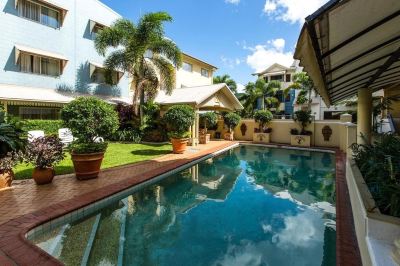 屋外プール ケアンズ クイーンズ コートの写真