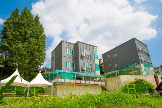 순천 사계절 해오름 한옥 펜션의 넓은 잔디마당