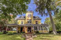 Pangea House Hotels in der Nähe von Thousand Islands Playhouse