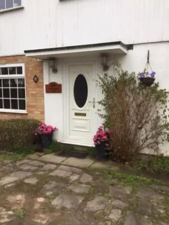 The Holly Tree Отели рядом с достопримечательностью «TWI Ltd»