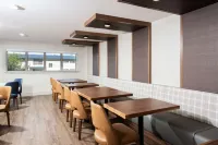 Pomeroy Hotel Fort McMurray - breakfast