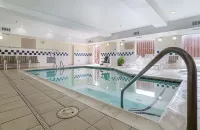Quality Suites Springdale West I-49 - Swimmingpools