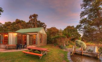 Stanley Lakeside Spa Cabins