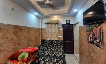 Couple Friendly Private Flat in Posh Lajpat Nagar