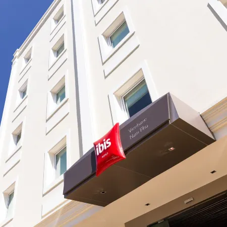 Ibis Vientiane Nam Phu Отели рядом с достопримечательностью «Ват Си Сакет»