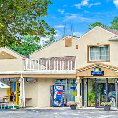 Days Inn by Wyndham Ridgefield Hotel Exterior