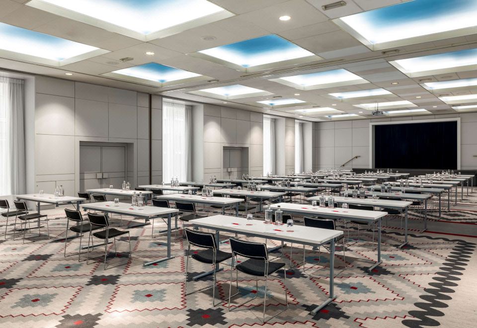 아난타라 그랜드 호텔 크라스나폴스키의 화려한 식사 공간