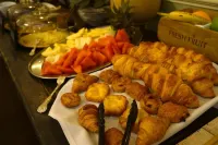 Norfolk Arms Hotel - breakfast