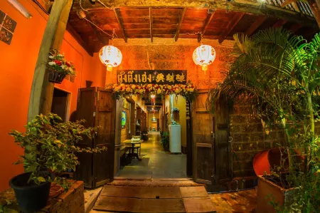 Baan Are Gong Riverside Homestay Отели рядом с достопримечательностью «Wat Suwandararam Ratchaworawihan»