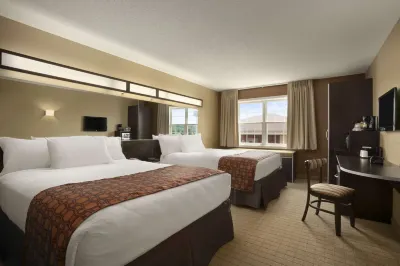 Microtel Inn & Suites by Wyndham Mineral Wells/Parkersburg فنادق في Wood County