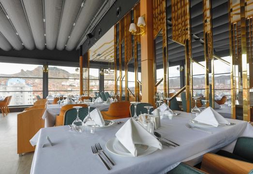 2. 조야나 오텔..