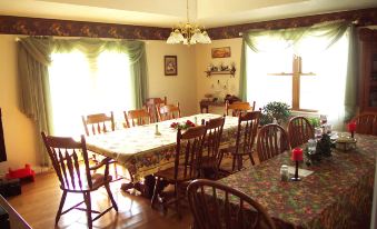 Grabers Green Gables B&B - Housity