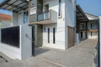 RedDoorz Plus Syariah Near Stasiun Tegal 2 Hotels near Pancasakti University Tegal