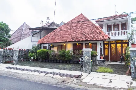 RedDoorz Near Gasibu Bandung Отели рядом с достопримечательностью «Musholla Gasibu Bandung»
