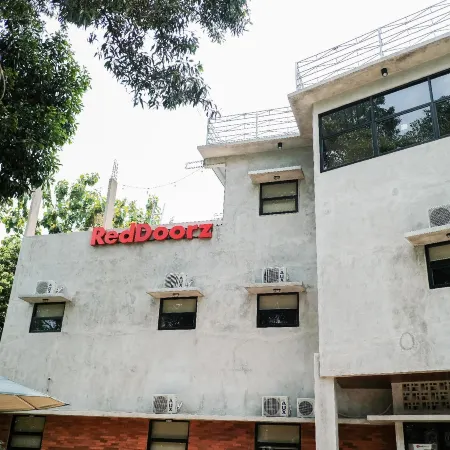 RedDoorz Near Trans Studio Mall Cibubur 3