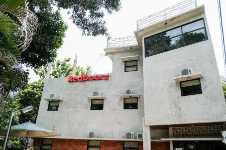 RedDoorz Near Trans Studio Mall Cibubur 3 Отели в г. Cimanggis