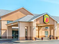 Super 8 by Wyndham Troy IL/St. Louis Area - parking