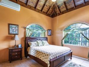 YanceyLargoEstate 2Br Villa w/Mountain Views by RedAwning