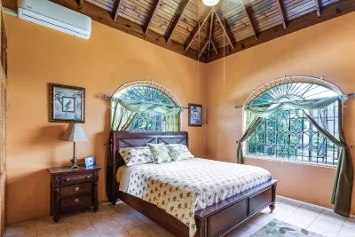 YanceyLargoEstate 2Br Villa w/Mountain Views by RedAwning