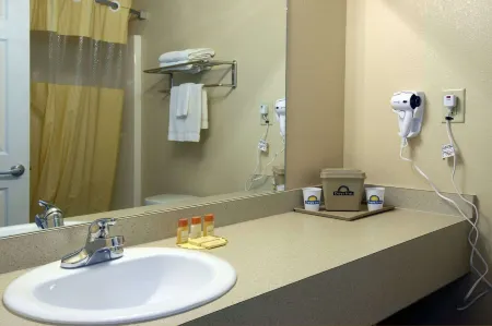 Days Inn by Wyndham Centre Отели рядом с достопримечательностью «Сентр Паркс & Рекреэйшен Департмент»