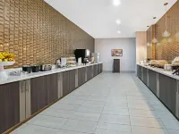 La Quinta Inn & Suites by Wyndham DFW West-Glade-Parks Hotels in Euless