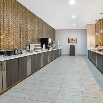 La Quinta Inn & Suites by Wyndham DFW West-Glade-Parks