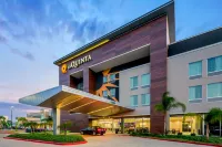 La Quinta Inn & Suites by Wyndham McAllen Convention Center - プール