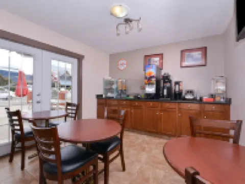 カナダズ ベスト バリュー イン & スイーツ バーノン バーノンのホテル