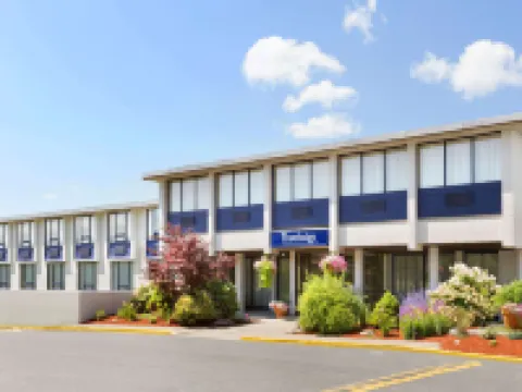 Travelodge by Wyndham Sydney Hotels near Cossit House Museum