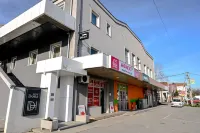 Dona, Altina Hotels in Нови Бановци