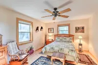 Family-Friendly Murphy Cabin w/ Deck & Fire Pit! - 3 stjerner