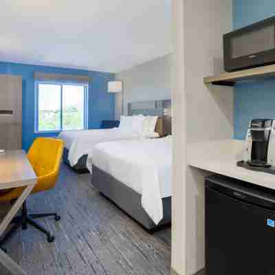 Holiday Inn Express & Suites Tampa-I-75 @ Bruce B. Downs Rooms