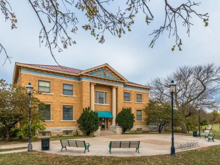 Super 8 by Wyndham Ottawa