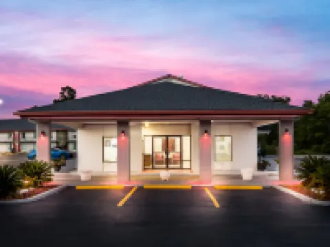 Red Roof Inn & Suites Thomasville Hotels in Thomasville