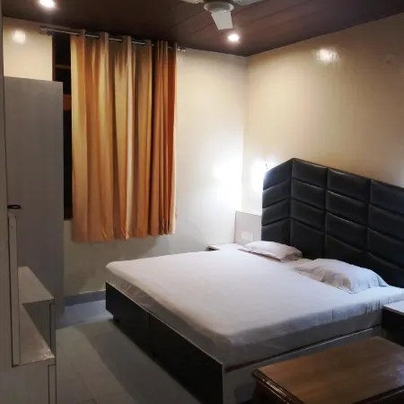 Pops Hotel and Restaurant