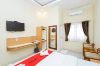 RedDoorz Plus Near Malang Airport Hotels in Jabung