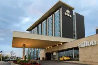 Hilton Toronto Airport Hotel & Suites Hotel dekat Barbertown Park