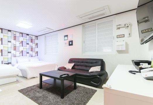 이태원에이원호텔의 넓고 편안한 객실 내부 이미지