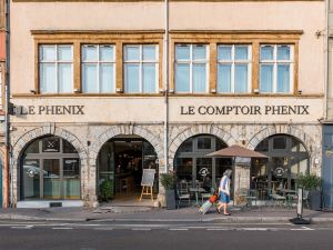 Le Phenix Hotel