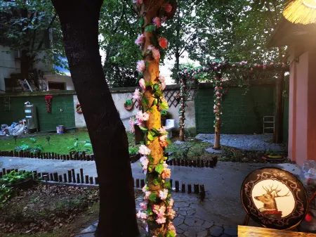 Yiyi Xiaoyuan (West High-speed Railway Station Fuyang University Town Branch) Отели рядом с достопримечательностью «Fuyang Vocational and Technical College»