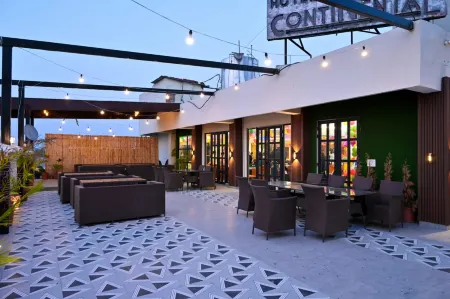 Narain Continental Отели рядом с достопримечательностью «Cemented (Public) Ground»