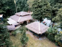 River View Resort at Chaewlan ラッチャプラパー ダム周辺のホテル