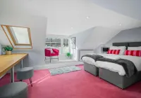 The Townhouse by My Getaways Free Parking